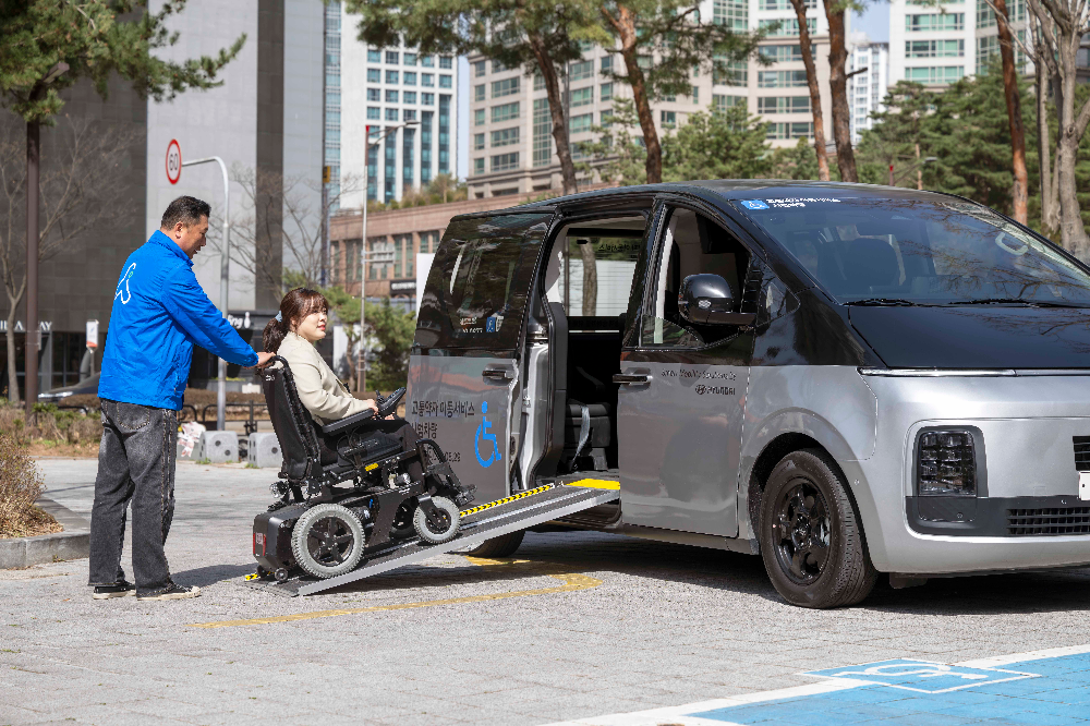 거동이 불편한 승객이 차량의 옆문으로 탑승하는 모습.(사진=현대자동차)