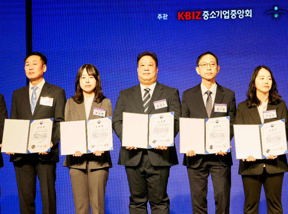 시상식에 참석한 (가운데)HDC현대산업개발 공정상생팀 매니저.(사진=HDC현대산업개발)