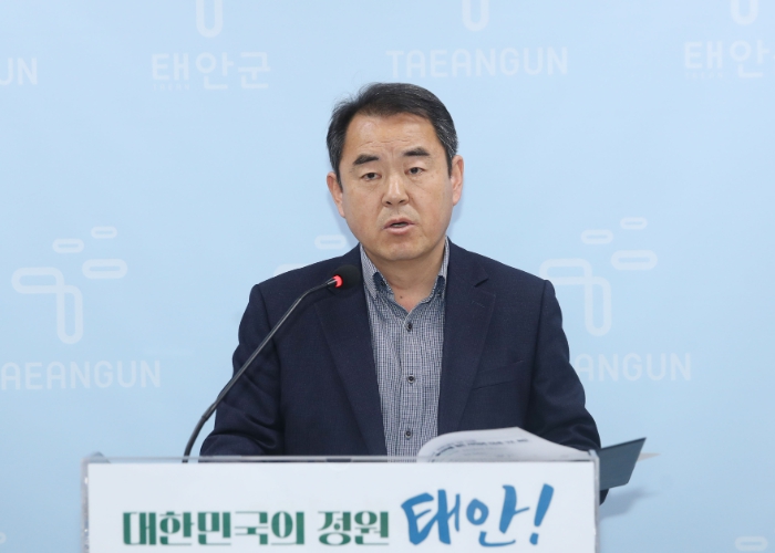 2일 군청 브리핑실에서 정례브리핑 중인 이종진 경제진흥과장.