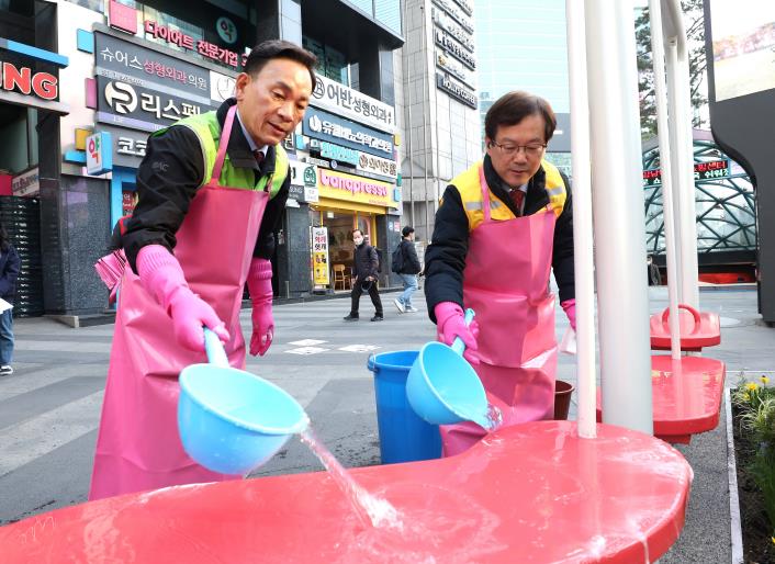 봄맞이 대청소에 참석한 조성명 강남구청장