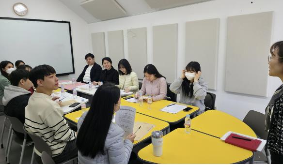 ‘도봉구 공공기관 실무형 청년인턴’에 채용된 청년들이 사업 담당 팀장으로부터 앞으로의 활동에 대해 안내받고 있다