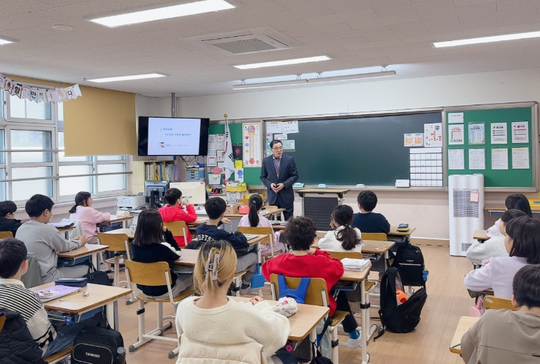 1. 인구교육 강사가 천안 월봉고에서 인구교육을 진행하고 있다.