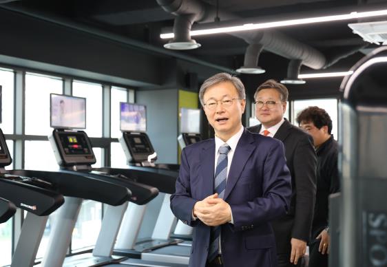 4일 장인홍 구로구청장이 구로G밸리체육관을 방문해 점검하고 있다.