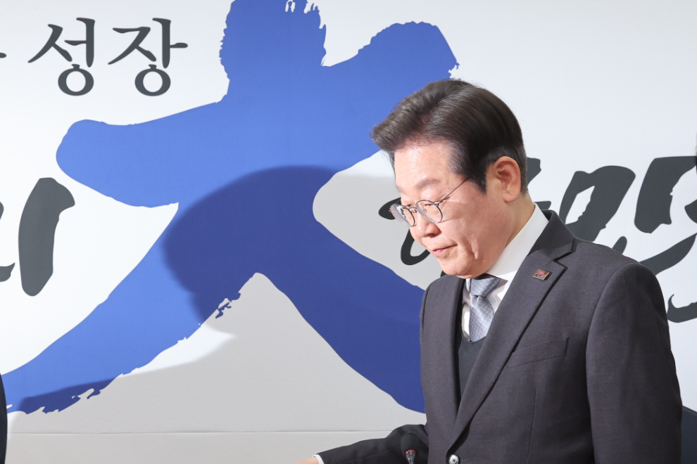 회의장 들어서는 이재명 대표(사진=연합뉴스)