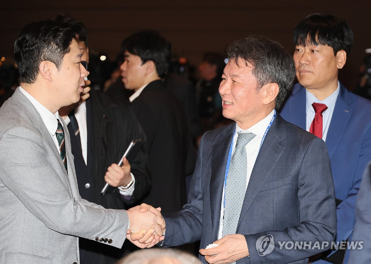 진종오 (왼쪽) 국회의원과 정몽규 축구협회장 (사진=연합뉴스)