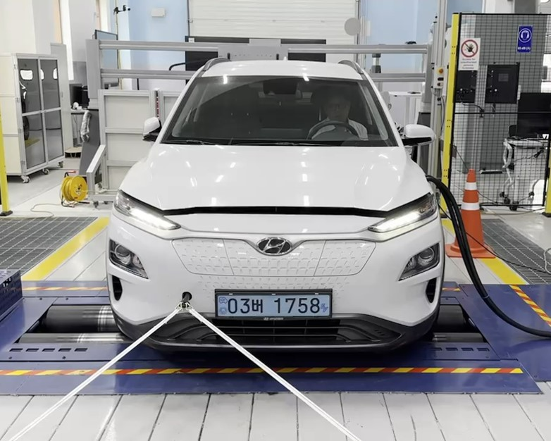 차대동력계를 활용한 실주행 모사 상태에서 배터리 안전 및 성능 검사를 위한 연구 모습.(사진=TS)