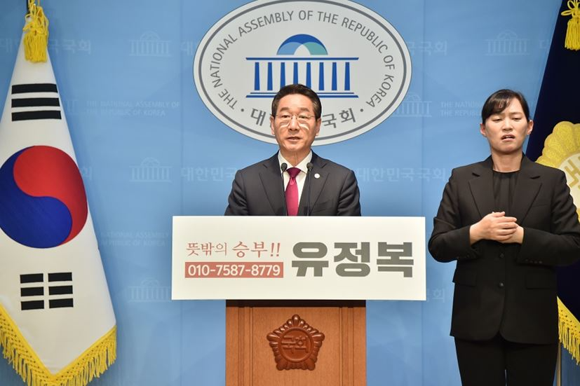 유유정복 인천시장 국회 소통관에서 대통령 출마 선언을 하고 있다.
