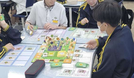 2024년 ‘지구를 지키는 생물다양성’ 프로그램에서 학생들이 보드게임을 활용해 환경을 공부하고 있다.