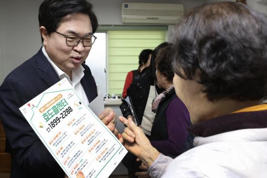 박일하 구청장이 지난 4일 오전 관내 한 아파트 경로당에 방문해 어르신들의 의견을 청취하고 있다.