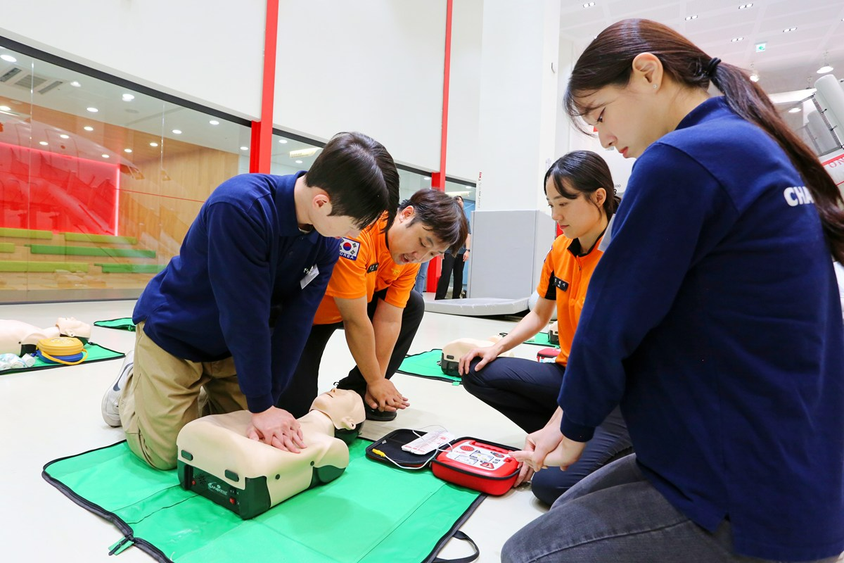 티웨이항공 훈련센터에서 객실승무원들이 소방안전 교육 훈련을 통해 심폐소생술(CPR) 및 기내 응급처치 등 고강도 안전 훈련을 받고 있다.(사진=티웨이항공)
