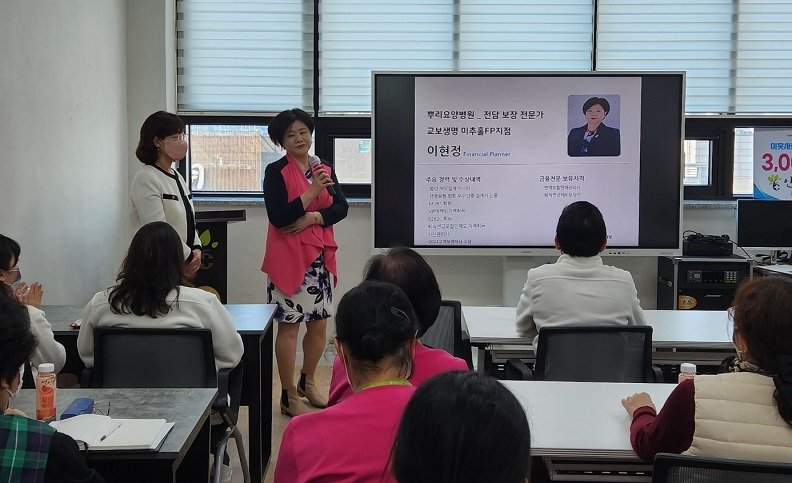 왼쪽부터 박정연 강사와 이현정 미추홀지점장이 교육에 앞서 인사를 하고 있다.