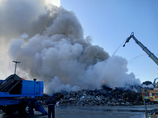 YK스틸 야적장 화재를 진화하고 있다.(제공=부산소방재난본부)