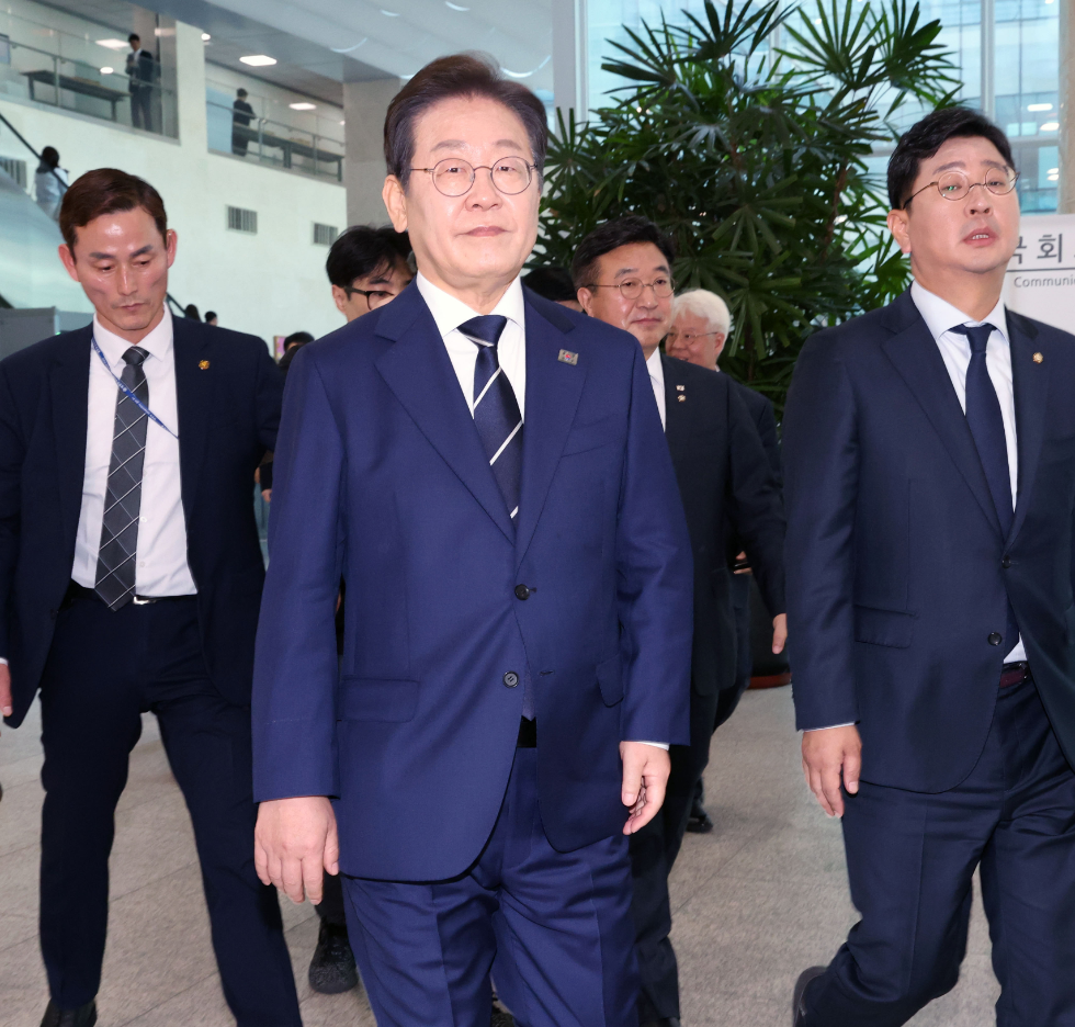 더불어민주당 대선 경선에 출마한 이재명 예비후보가 11일 서울 여의도 국회 소통관에서 집권 청사진 등을 소개하는 '비전 선포식 및 캠프 일정 발표'를 마친 뒤 이동하고 있다. 사진=연합뉴스