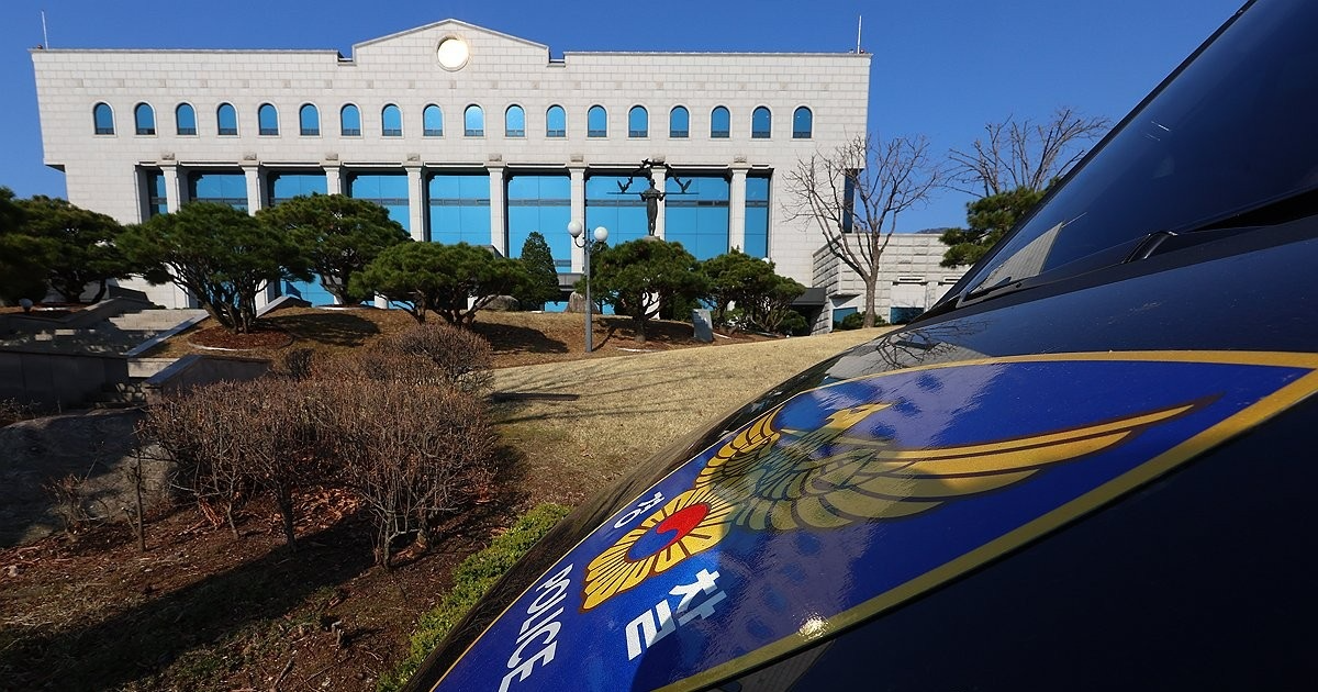 선관위 내 경찰차량(사진=연합뉴스)