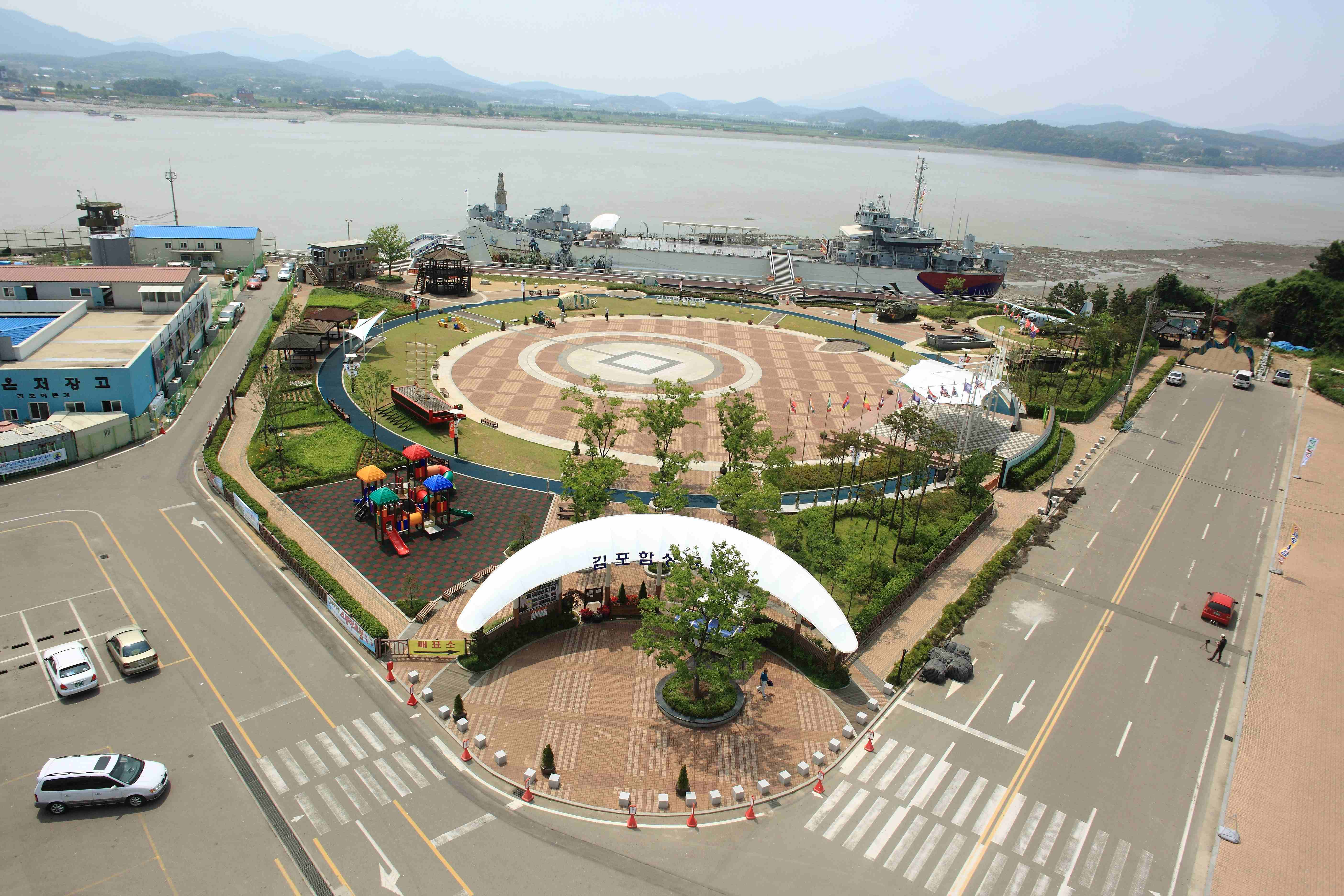 1코스 관광코스_대명항 함상공원