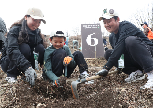 유한킴벌리, 신혼부부와 희망의 나무 심기 실시