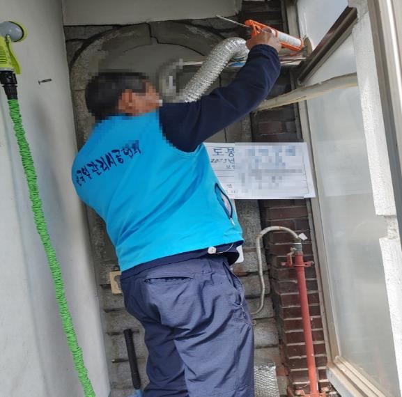 전문가가 안전취약가구에 방문해 안전점검을 진행하고 있는 모습