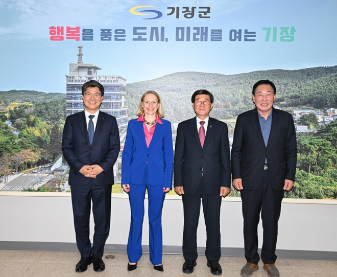 부산 기장군이 다쏘시스템과 디지털 기반 협력을 논의하는 간담회를 갖고 기념촬영(좌측부터 다쏘시스템코리아 정운성 대표이사, 다쏘시스템 플로랑스 베르제랑 수석부사장,정종복 기장군수, 박홍복 기장군의회 의장).(사진제공=부산 기장군)