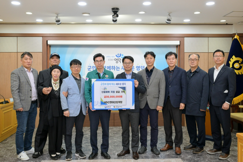 (왼쪽부터 첫번째) 김동원 영덕군장애인연합회 회장, (두번째) 박선아 월하산방 후원회장, 김영문 영덕군장애인연합회 부회장, (세번째) 최승호 HDC현대산업개발 소장(고속국도 제65호선 포항~영덕간건설공사 5공구), (네번째) 김광열 영덕군수, (다섯번째) 최성일 HDC현대산업개발 소장(고속국도제65호선포항-영덕간).(사진=HDC현대산업개발)