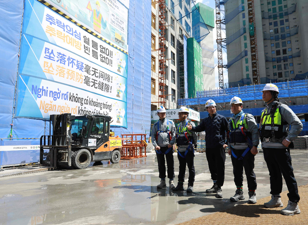 서울 반포 3주구 재건축 현장에서 추락위험 예방 표지판 설치 상태를 확인하는 삼성물산 안병철 CSO와 현장 직원들.(사진=삼성물산)