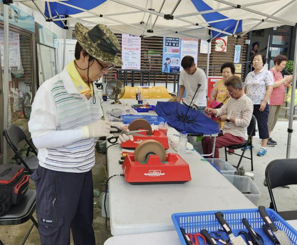 지난해 미성동 주민센터를 찾아가 가위 날을 갈고 있는 지역공동체 일자리 참여자