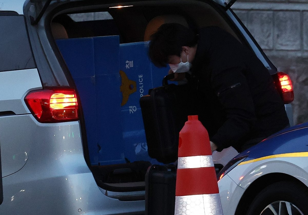 포렌식 장비 옮기는 경찰 특수단(사진=연합뉴스)