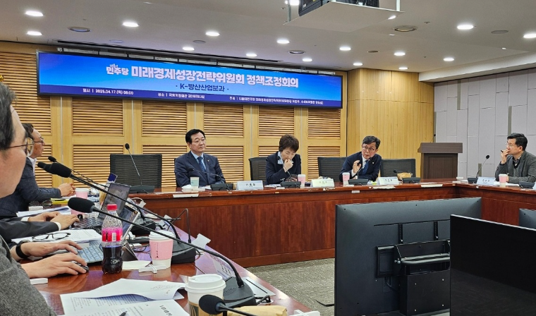 안도걸 (오른쪽 두번째) 국회의원 (사진=의원실)