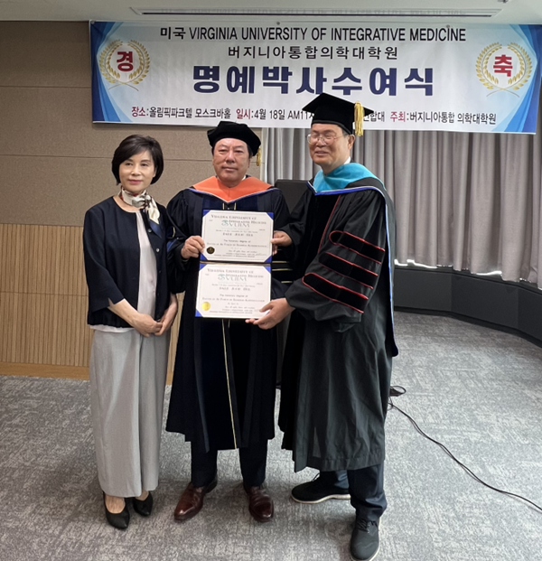 박준희 회장(가운데)이 명박 학위를 내보이며 기념촬영.(사진제공=아이넷방송)