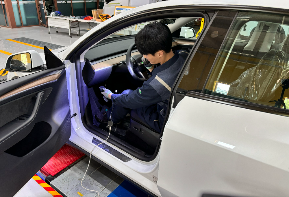 TS 검사원이 KADIS를 활용하여 진단하고 있는 모습.(사진=TS)