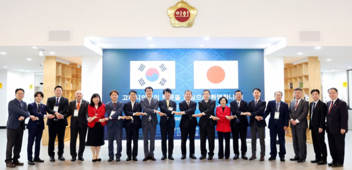 인천광역시의회 의원들과 일본 고베시의회 의원들이 문화적 공통점을 바탕으로 한 정책 협력을 이어가기로 논의한 후 기념촬영을 하고 있다ㅣ