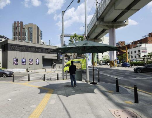 성동구가 여름철 폭염에 대비해 4월 21일부터 무더위 그늘막 운영을 시작한다.