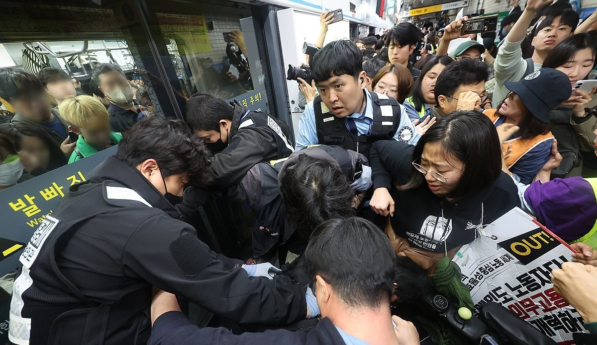 지하철 탑승 시도하는 전장연(사진=연합뉴스)