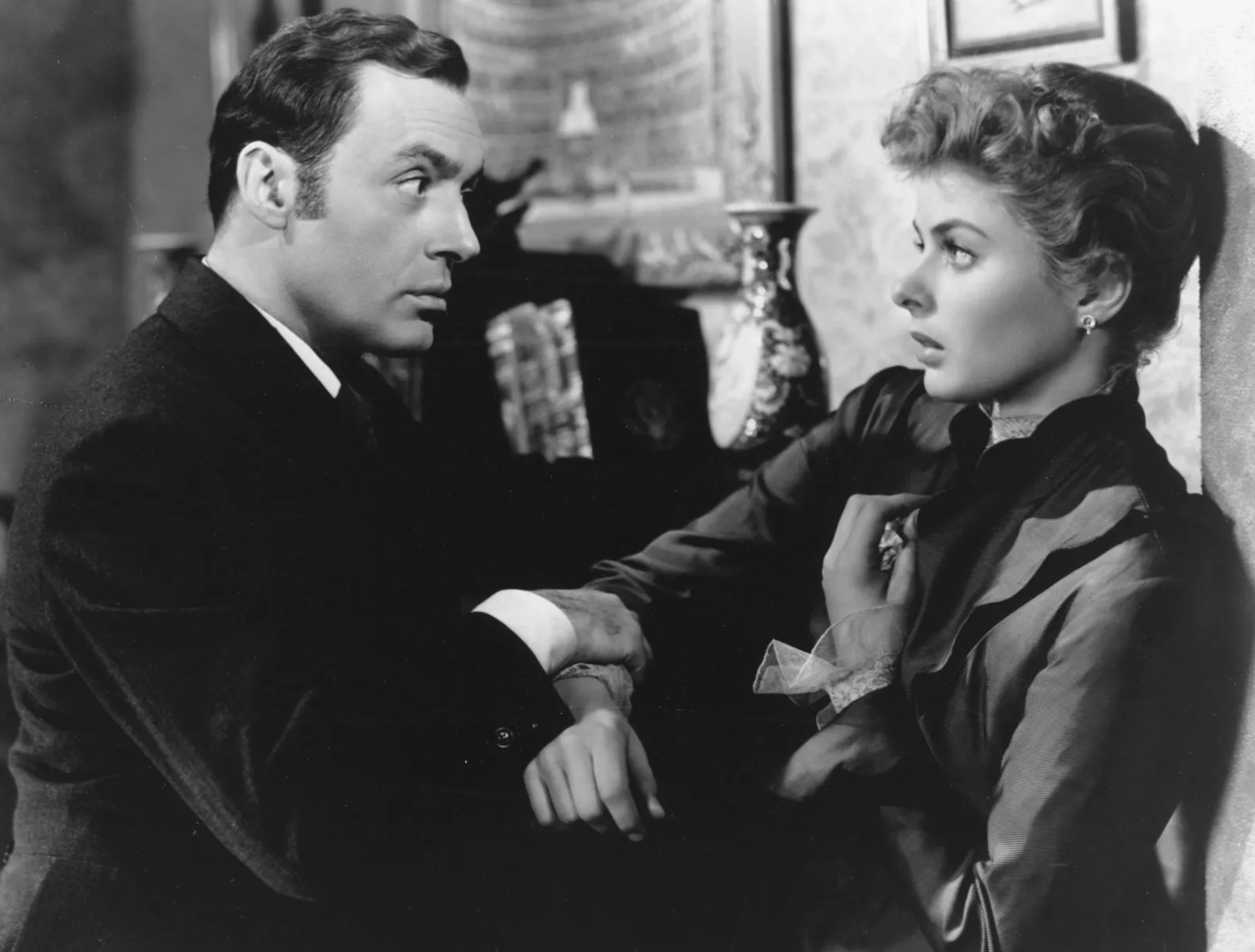 가스라이팅은 1938년 희곡 『Gas Light』와 1944년 영화에서 비롯된 용어로, 타인의 현실을 왜곡해 심리적으로 지배하는 학대 행위다. 2019~2023년 710건 기사 분석 결과, 가스라이팅은 성범죄(50.9%)로 가장 많이 이어지며, 직장·연인·가족 관계에서 빈번하다./ 사진=1944년 스릴러 영화 『가스라이트』의 찰스 보이어와 잉그리드 버그먼, 사진출처=Britanica