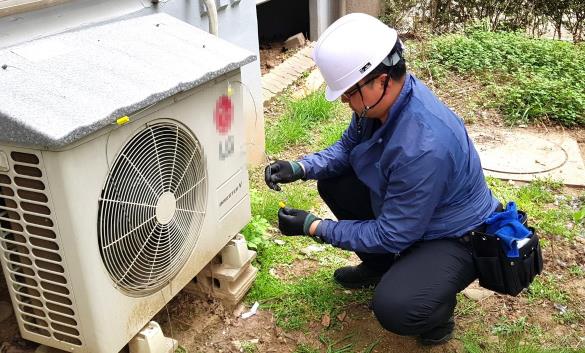 에어컨 실외기에 차양막이 설치된 모습.(로이슈DB)