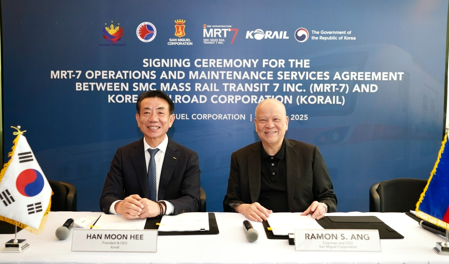 코레일이 22일 필리핀 마닐라 산 미구엘 본사에서 MRT-7 운영유지보수 사업계약을 체결했다. (사진 왼쪽부터 한문희 코레일 사장, 라몬앙 산 미구엘 회장) .(사진=코레일)