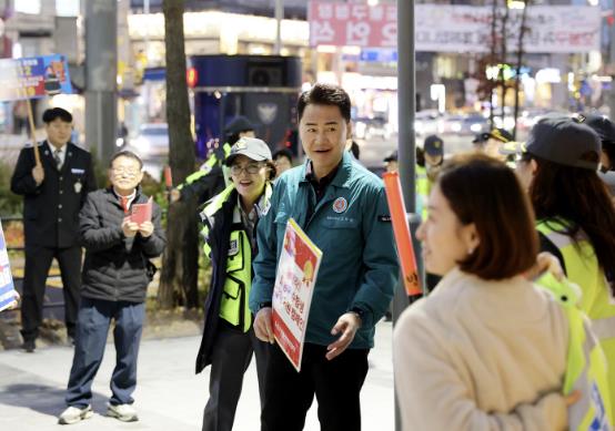오언석 도봉구청장(가운데)이 쌍문역 인근에서 청소년 선도‧보호 활동을 하고 있다