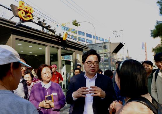 박일하 구청장이 지난 11일 ‘동작중고거래 스마트쉼터’를 방문해 주민들과 이야기를 나누고 있다.