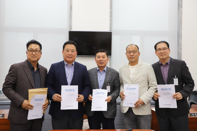 국회 농해수위 어기구 (왼쪽 두번째) 위원장 (사진=의원실)