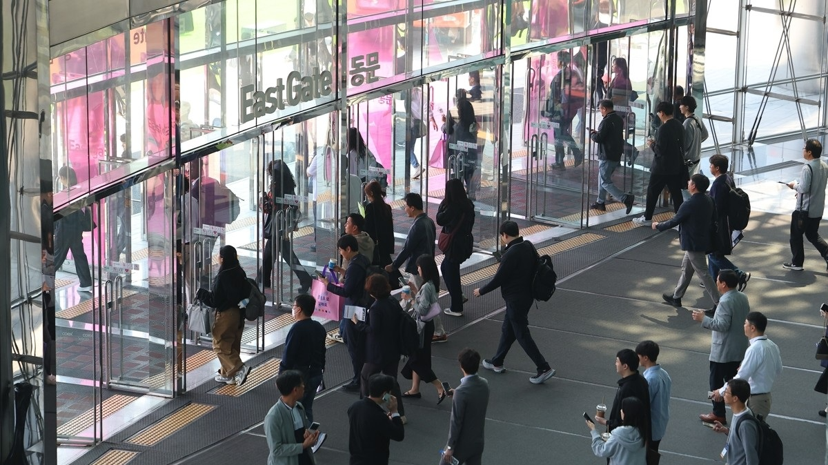 화재 연기로 대피하는 코엑스 관람객(사진=연합뉴스)