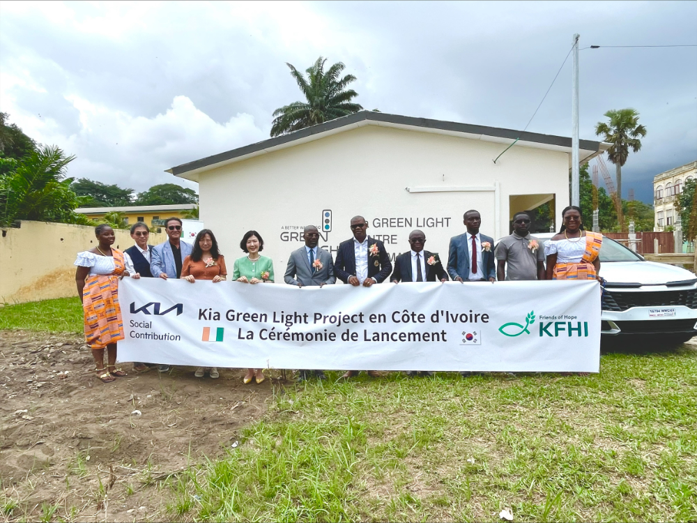 (왼쪽 두 번째부터) 박광우 기아대책 코트디부아르 컨트리 디렉터, 문경주 코트디부아르 한인회 회장, 전수진 주 코트디부아르 대한민국 대사관 영사, 이은주 기아 지속가능경영 팀장, 브로바 비 다니엘 벤제르빌 부시장, 무싸 댜라수바 여성가족아동부 장관 비서실장, 레그레 마르셀 벤제르빌 오르뺄리나 학교장, 쟈 응고라 파트리스 베띠에 시장 대리인, 베씨에 바들레 보드리 베띠에 지역구 국회의원 대리인 등이 기념 촬영을 하는 모습.(사진=기아)