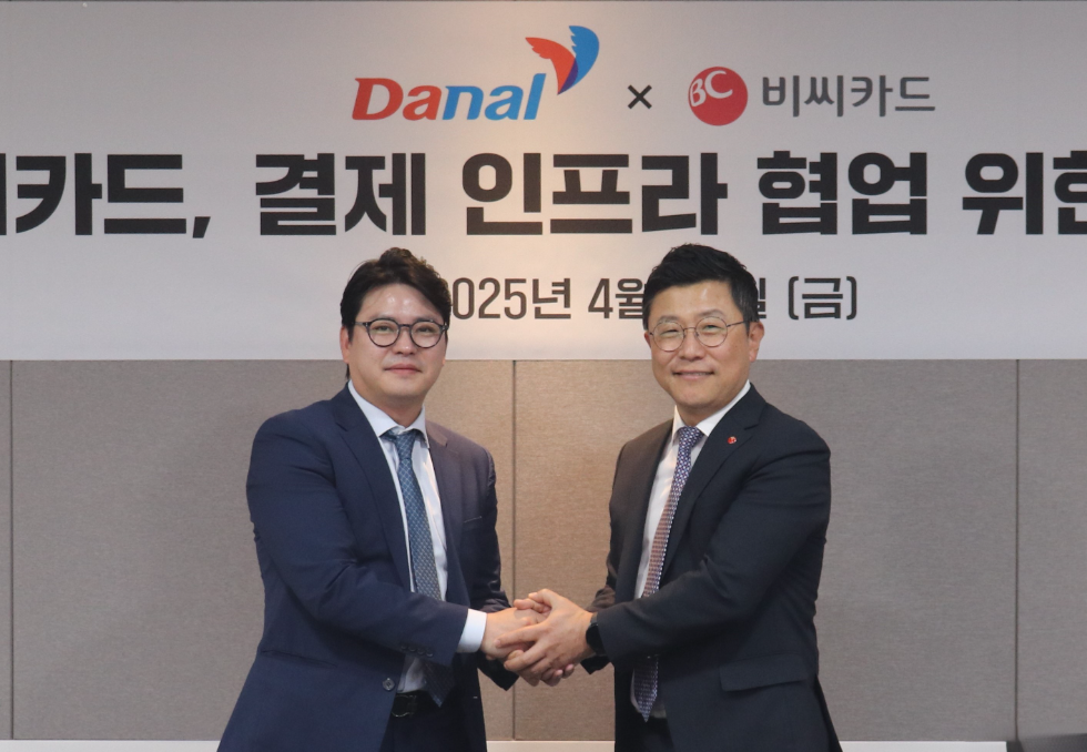 지난 25일 오후 3시 경기도 성남시 분당구 소재 다날 본사에서 김호정 BC카드 상무(오른쪽), 진창용 다날 사업부문 대표가 양사 간 전략적 제휴를 기념하는 모습. 사진=BC카드
