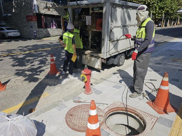 용산구는 3월부터 땅꺼짐 사고 예방을 위해 30년 이상 된 노후 하수관로를 대상으로 폐쇄회로텔레비전(CCTV) 조사용역을 진행하고 있다.