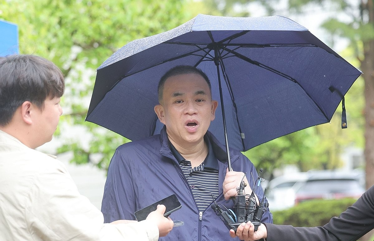 법원 앞에서 인터뷰하는 명태균(사진=연합뉴스)