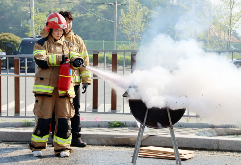 119 구조본부 소속 충청•강원 119특수구조대에서 티웨이항공 승무원이 화재 진압 훈련을 실시하고 있다.(사진=티웨이항공)