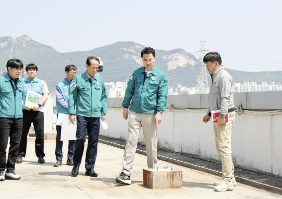 오언석 도봉구청장(가운데)이 창동문화체육센터 옥상 파크골프장 조성예정지에서 위험 시설물 등을 확인하고 있다