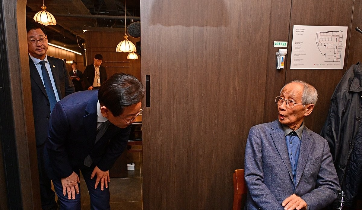 지난해 이재명 당시 당대표와 윤여준 전 장관과 오찬회동(사진=연합뉴스)