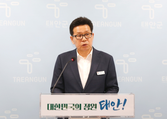 30일 군청 브리핑실에서 정례브리핑 중인 한석민 주민공동체과장.