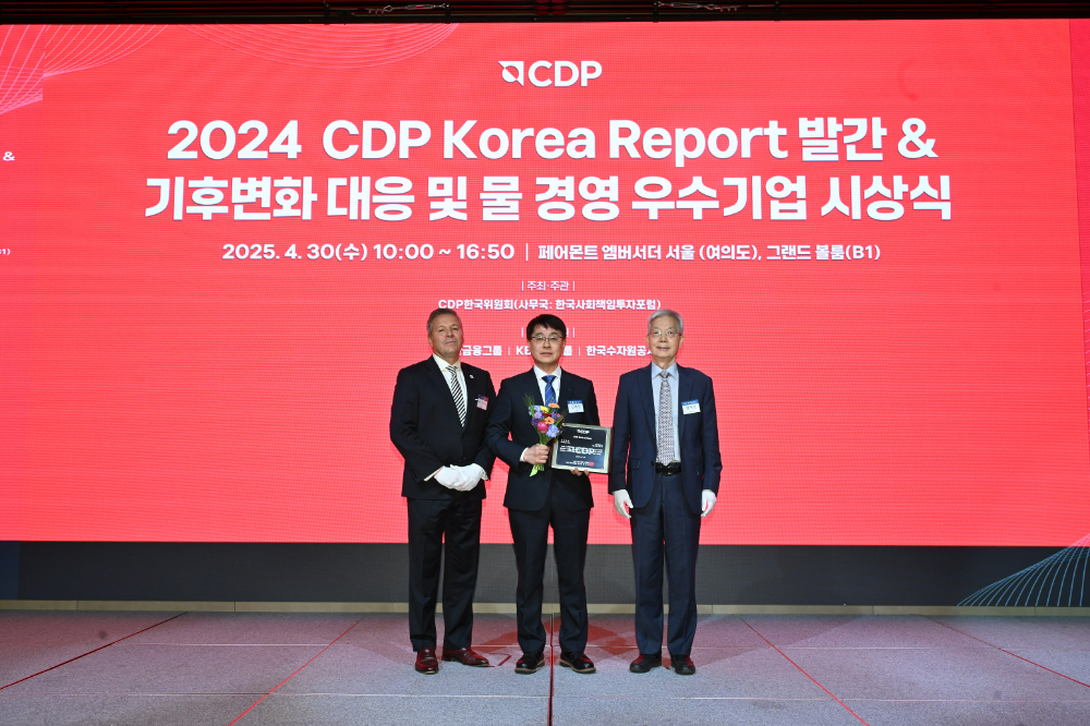 ‘2024 CDP 코리아 어워드’ 시상식에서 현대건설 안전수행지원실 김제영 실장(가운데)이 CDP 한국위원회 주요 관계자들과 기념사진을 촬영하고 있다.(사진=현대건설)