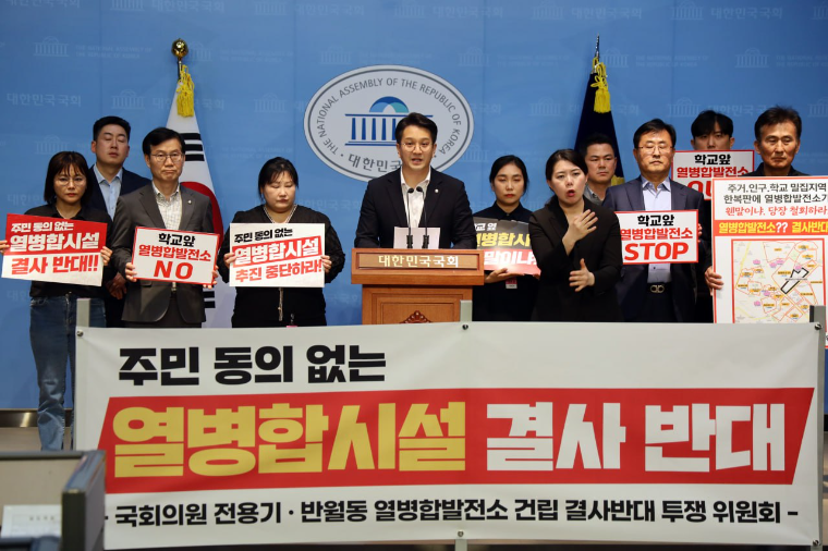 전용기 (가운데) 국회의원 (사진=의원실)