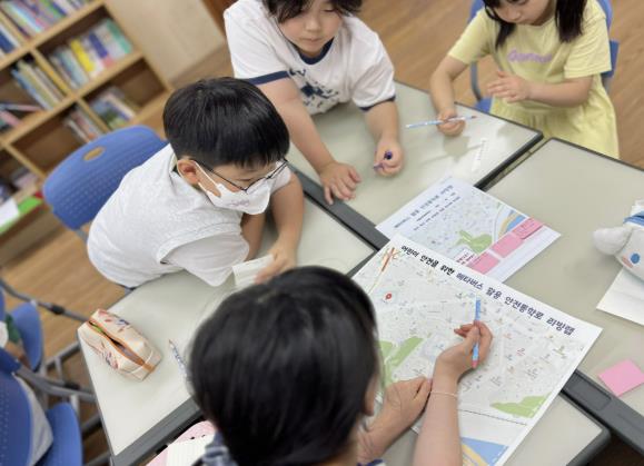 초등학생들이 메타버스를 활용한 안전통학로 리빙랩에 참여한 모습